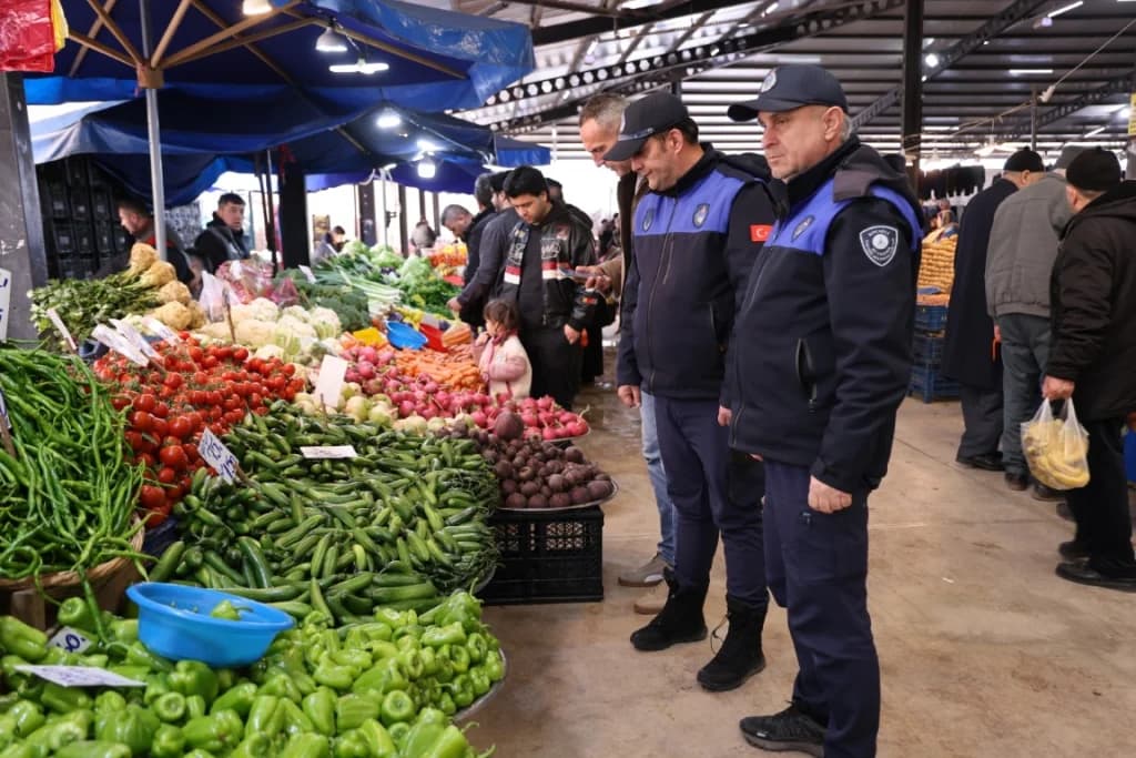 Kartepe'de Ramazan pazarı denetimi: Etiketler incelendi