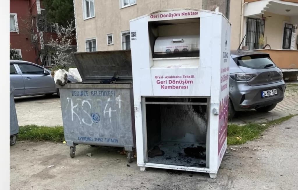 Derince'de Giysi Kumbarası Kundaklandı!