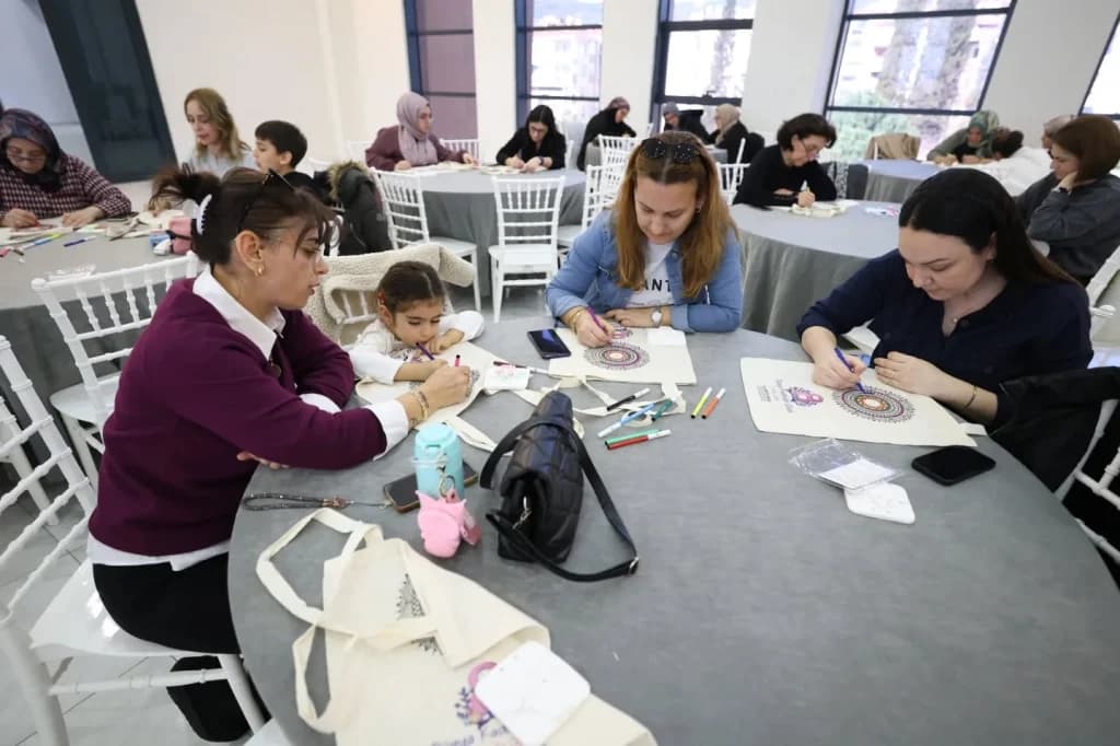 Derince'de kadınlar mandala çizerek kutladı