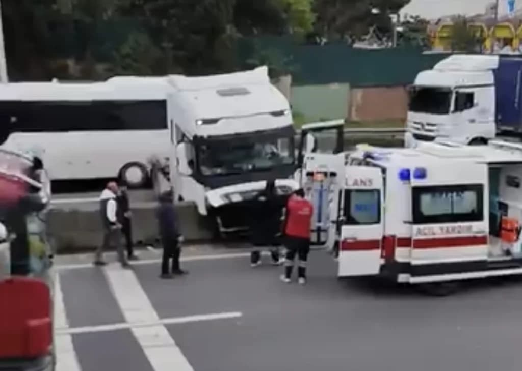 Dilovası D-100'de tır devrildi, trafik felç!