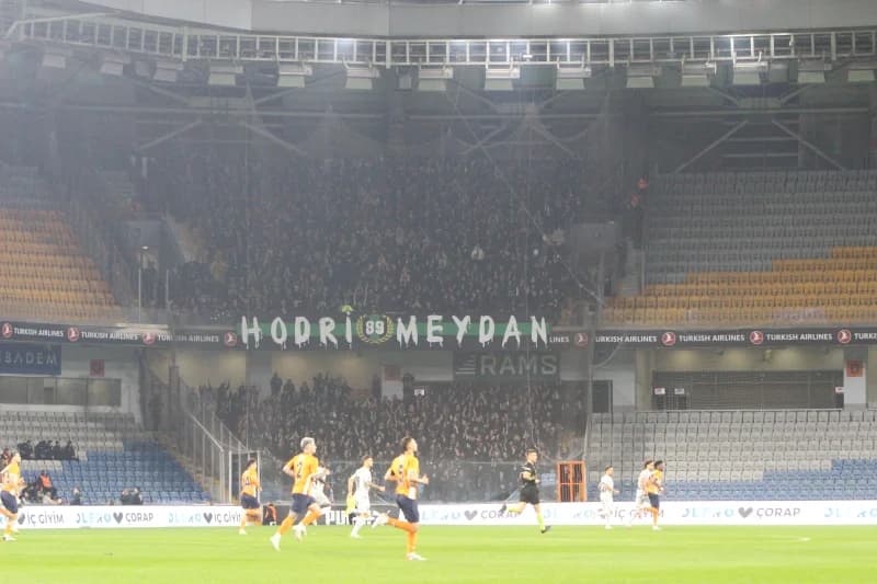 Kocaelispor Taraftarından İstanbul'da Görsel Şov!