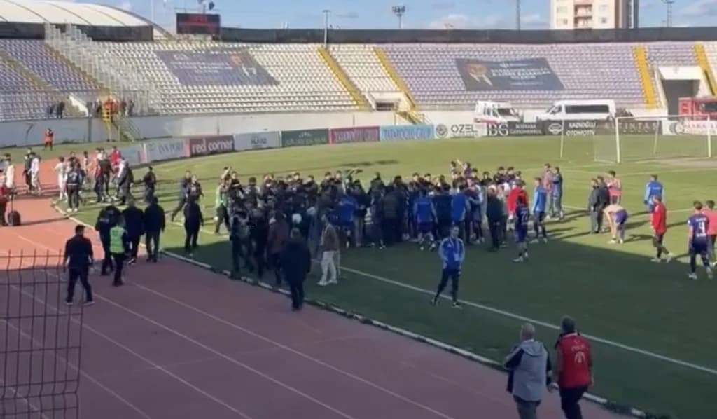 Gebzespor evinde mağlup oldu, saha karıştı!