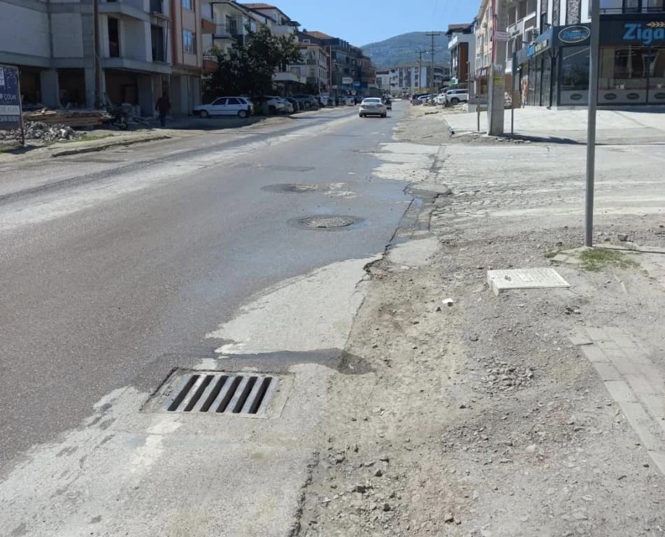 Gölcük İhsaniye'de yol ve kaldırım çilesi!