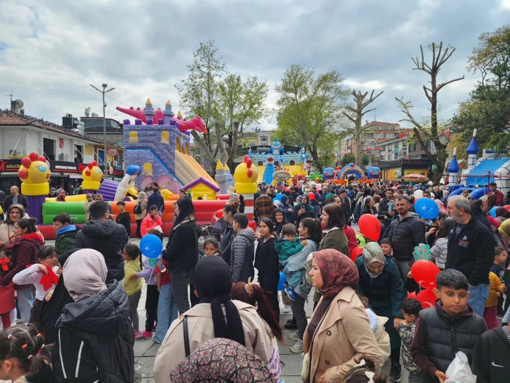 Gölcük'te 23 Nisan Coşkusu Anıtpark'ı Sardı
