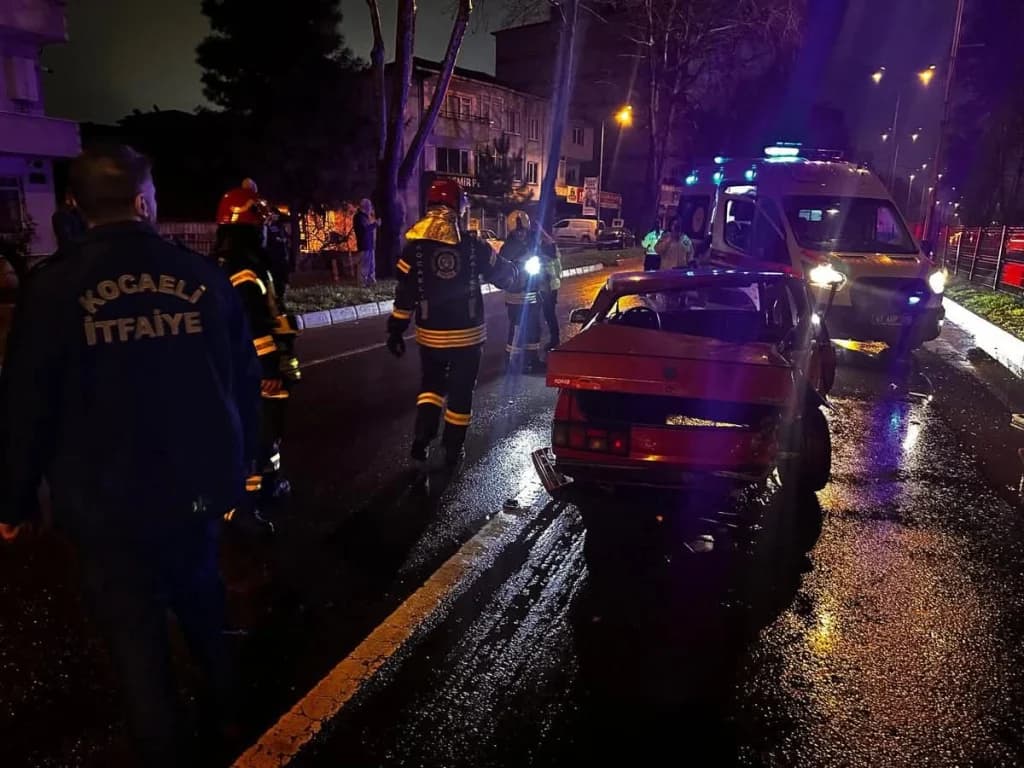 Gölcük'te kaza: Sürücü araçta sıkıştı!