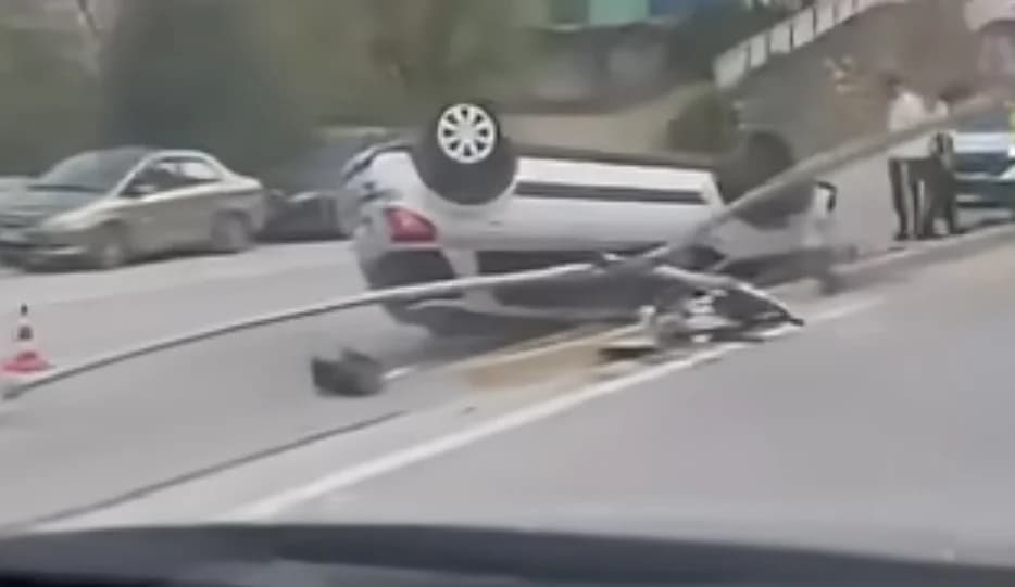 Gölcük'te otomobil takla attı!