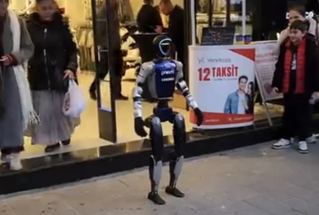 İzmit Çarşı'da Robot Şovuna Yoğun İlgi
