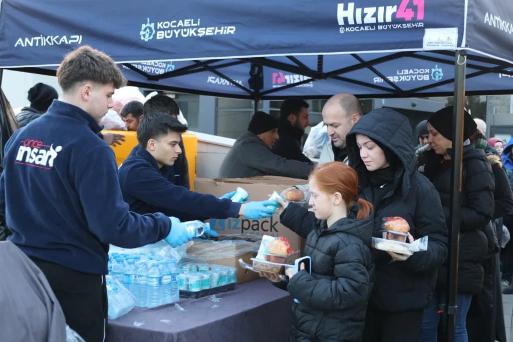 İzmit Kent Meydanı'nda Ramazan coşkusu