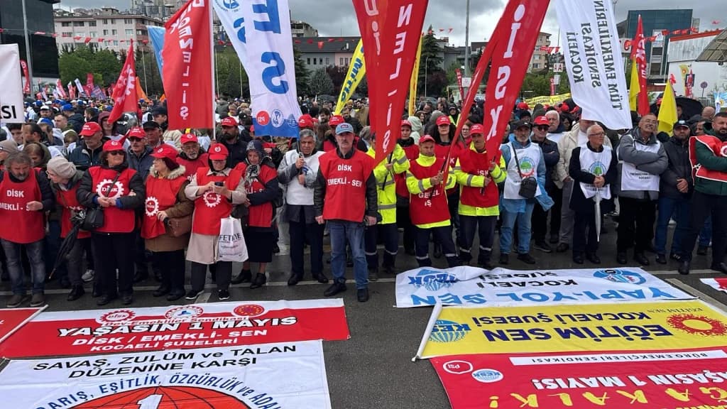 İzmit'te 1 Mayıs coşkusu: Yağmur dinlemediler