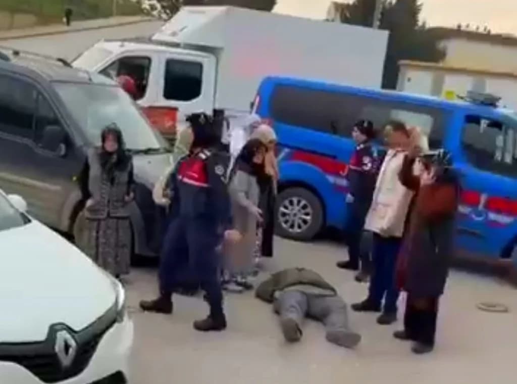 İzmit'te cami önünde kaza: Yaya yaralandı!