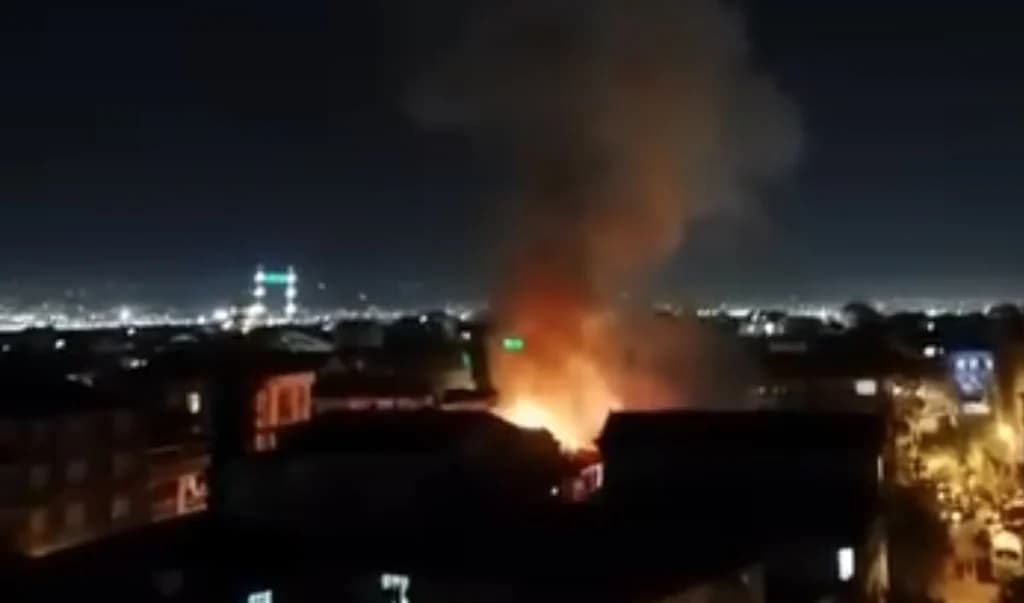 İzmit'te çatı alev alev yandı!