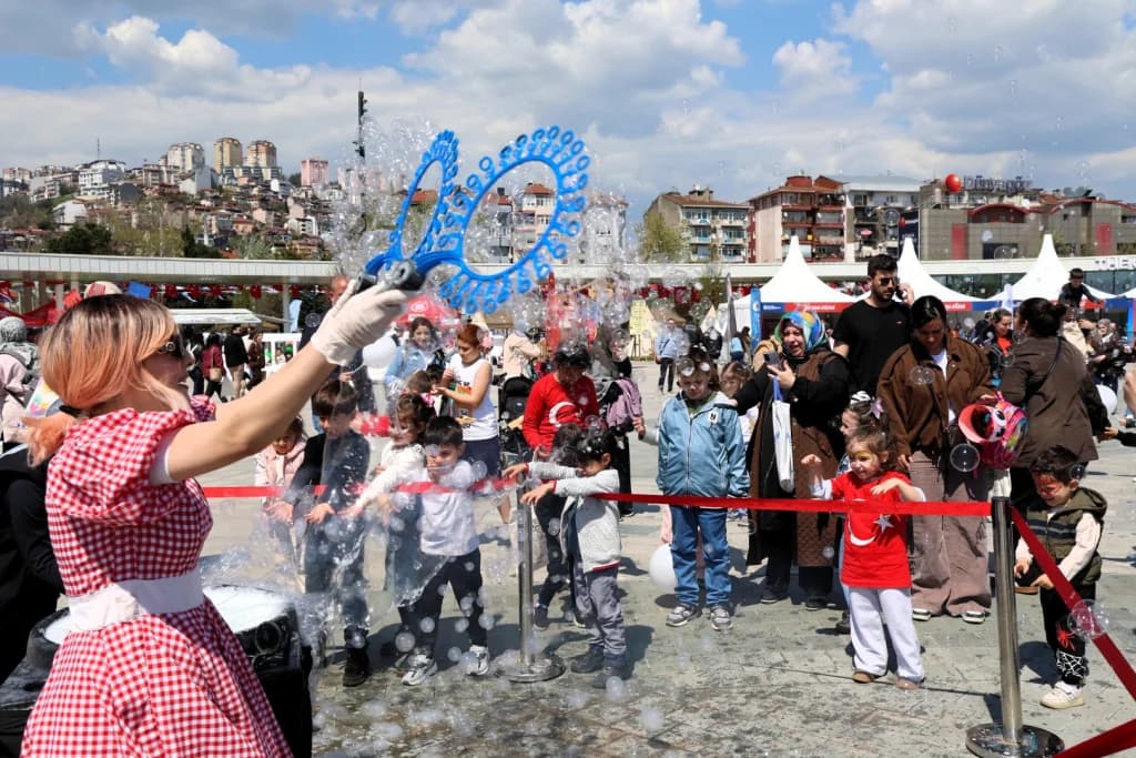 İzmit'te Çocuk Şenliği Coşkusu Sürüyor