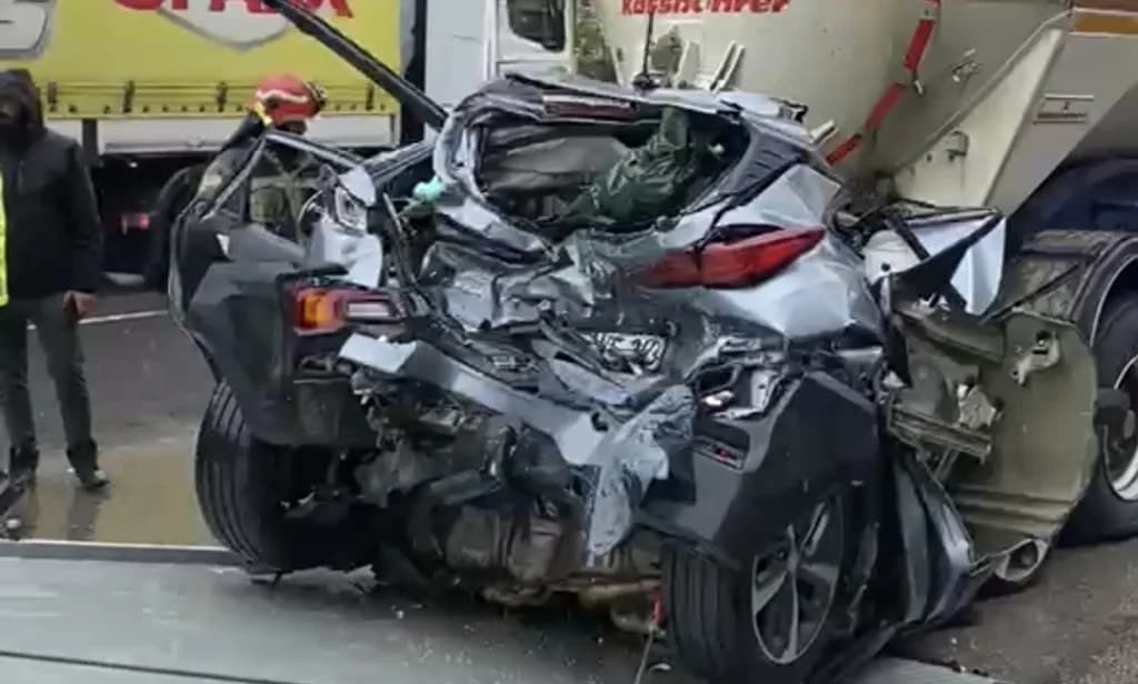 İzmit'te ezilen araçtan mucize kurtuluş!
