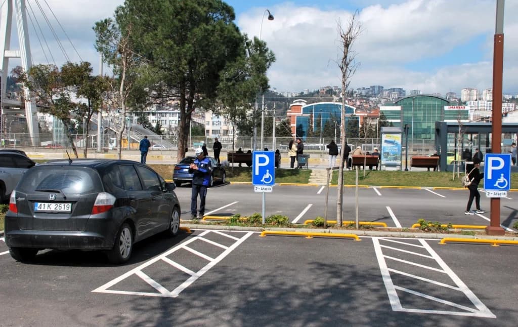 İzmit'te hatalı parklara zabıta engeli!