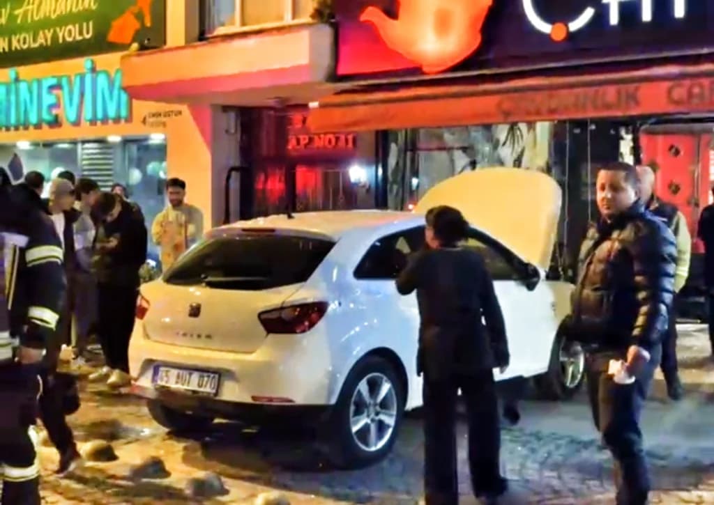 İzmit'te Otomobil Kafeye Daldı: 2 Yaralı!