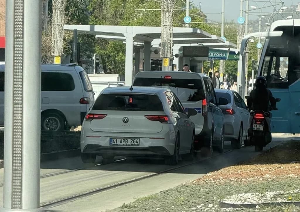 İzmit'te tramvay yolunu işgal eden sürücüler!