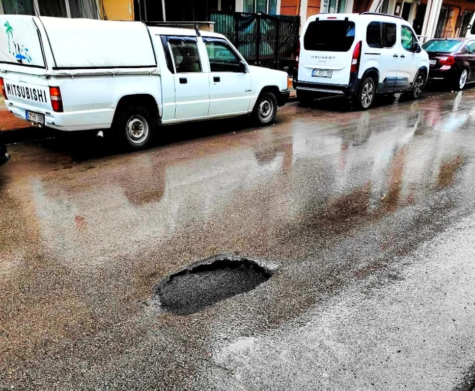 Kadıköy'de yol çökmesi tehlike saçıyor!