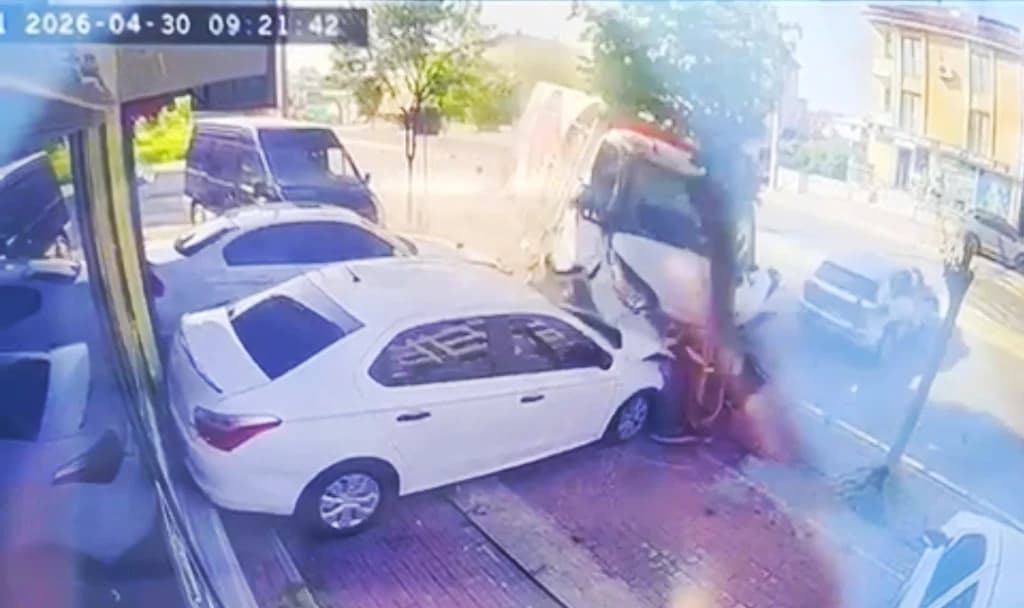 Kamyonet ağaç söktü, araçlara çarptı!