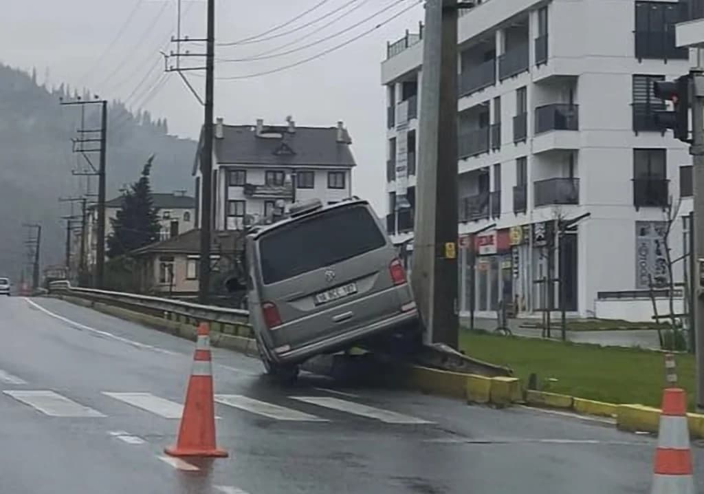 Karamürsel'de otomobil bariyerlere çıktı!