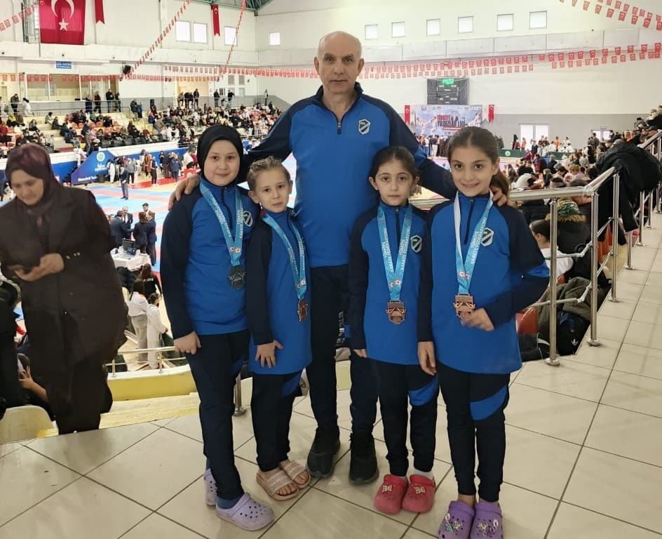 Kartepe'nin Karatecileri Madalya Yağmuruna Tutuldu!