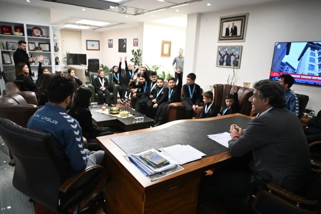 Karate şampiyonları Başkan Kocaman’ı ziyaret etti