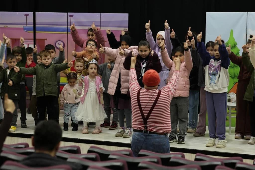 Kartepe'de miniklere tiyatro şöleni