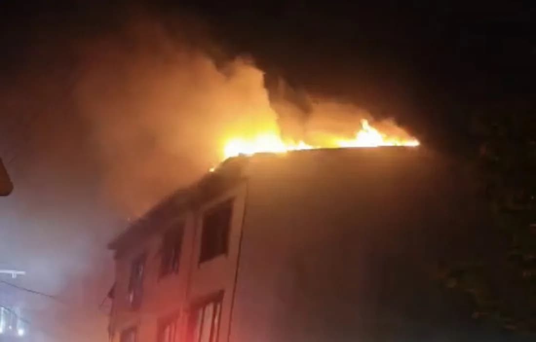 Kocaeli’de çatı katı alevlere teslim oldu