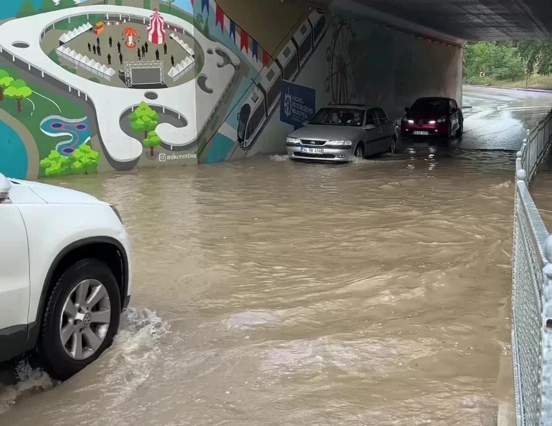 Kocaeli’de sağanak alt geçidi suyla doldurdu