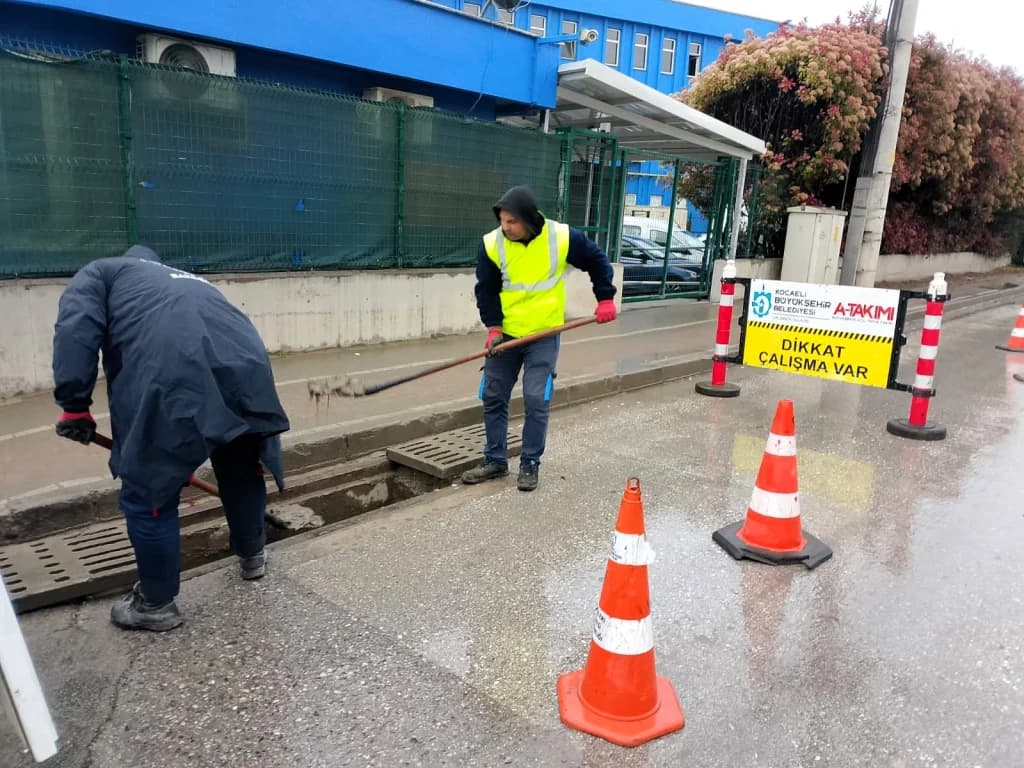 Kocaeli'de yağışlara karşı mazgal temizliği