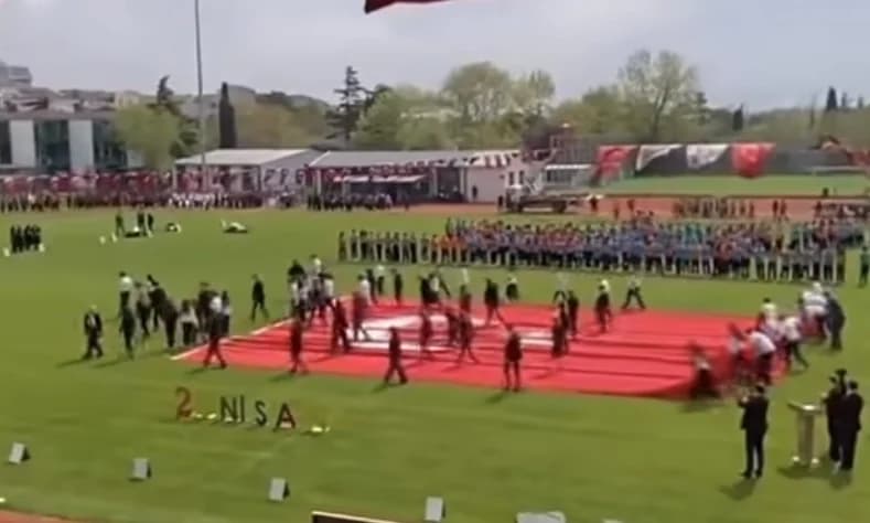 Körfez'de 23 Nisan'da bayrağa saygısızlık!