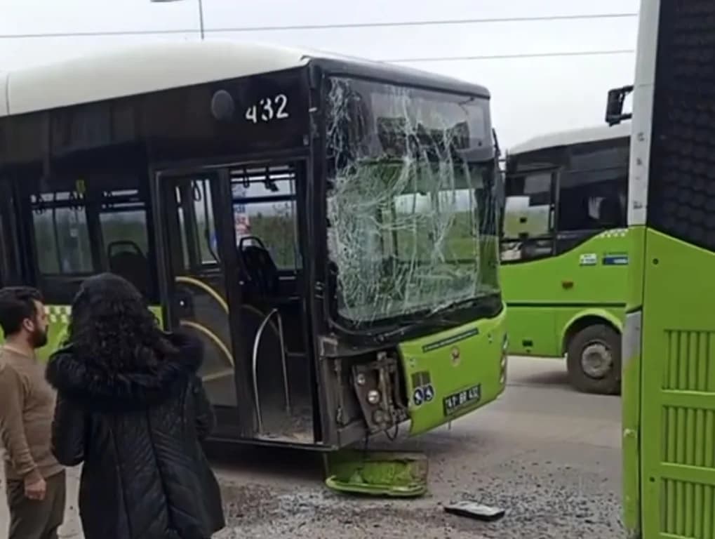 Körfez'de iki belediye otobüsü çarpıştı!