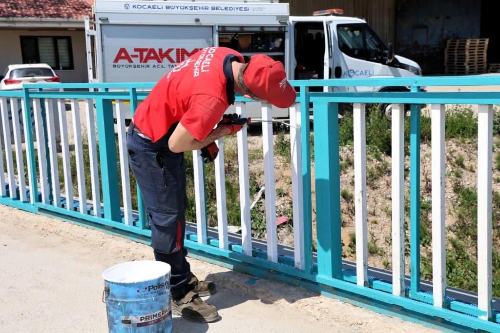Korkuluklar yenilendi, yollar daha güvenli!