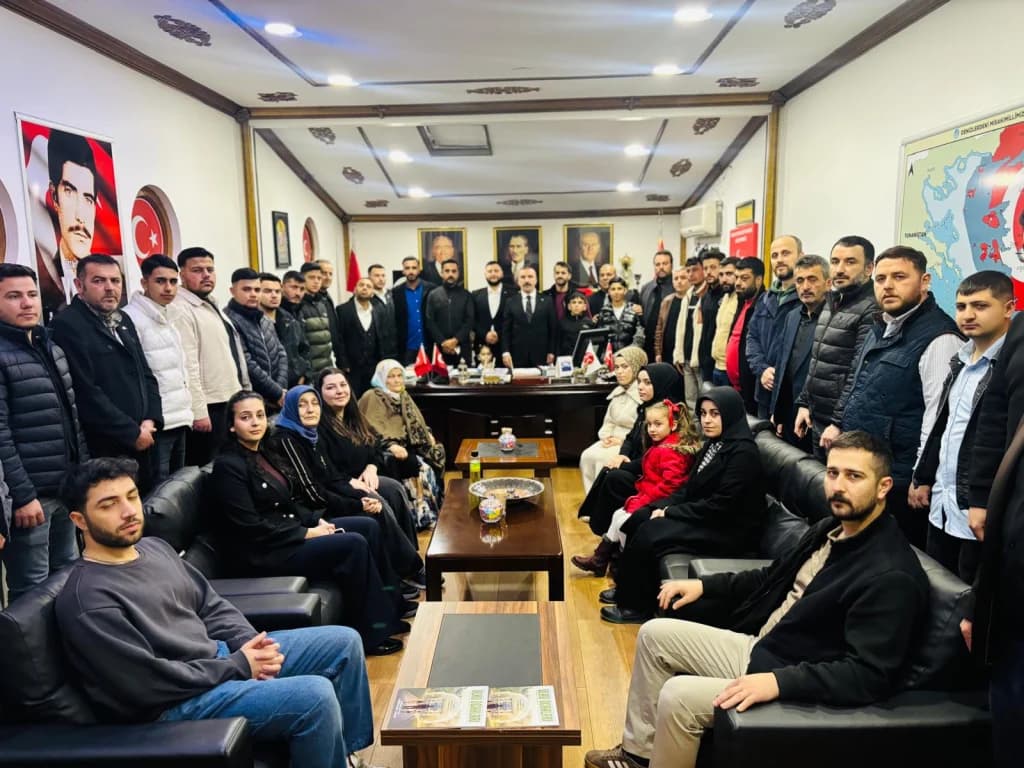MHP Dilovası'nda gençlerin yoğun ilgisi