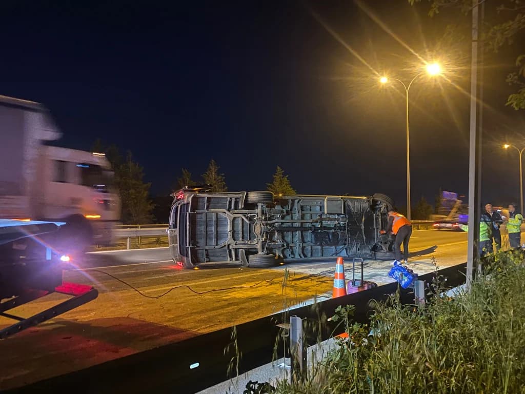 Minibüs tıra çarptı, Anadolu Otoyolu'nda kaza!