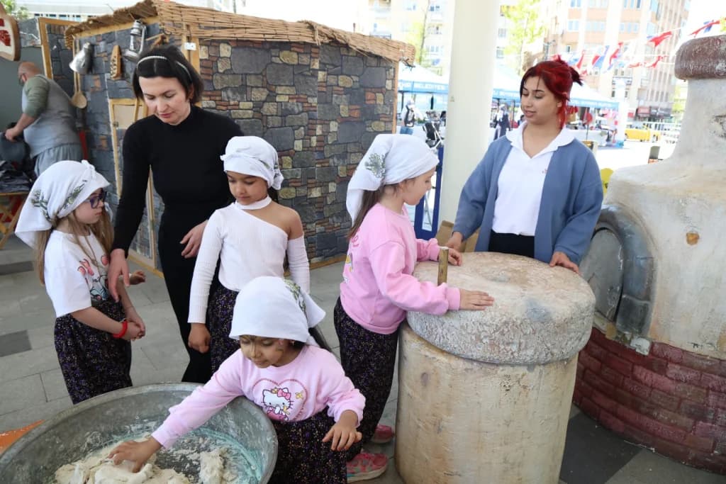 Minik eller hamur yoğurdu, köyü öğrendi