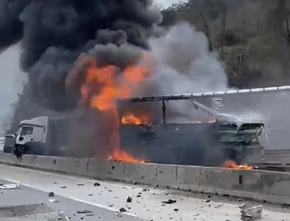Sakarya'da tır alevlere teslim oldu!