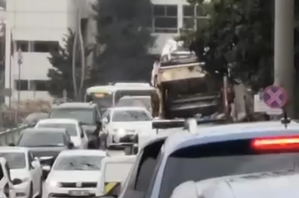 Serdar'da çöp toplama trafiği kilitledi!