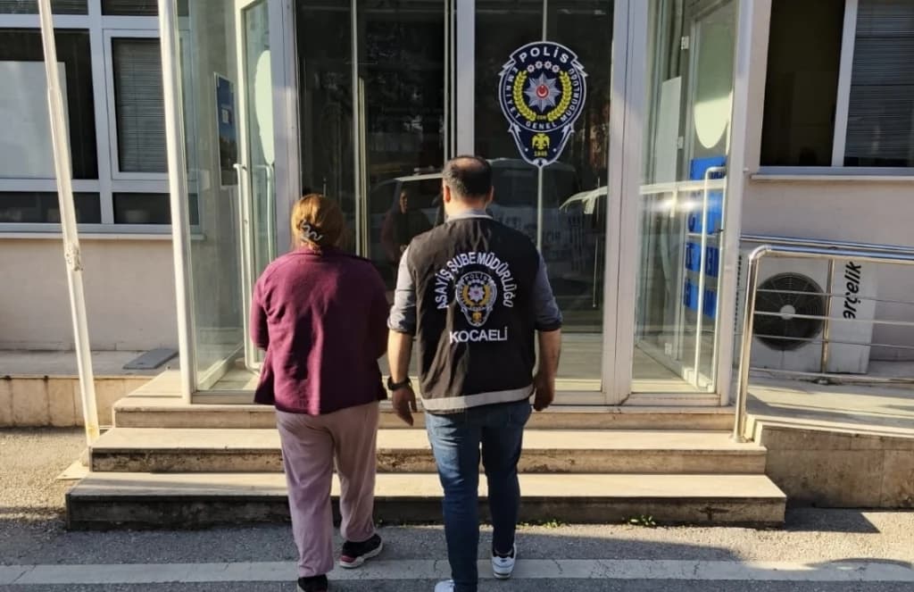 Şifonyer arkasına saklanan firari yakalandı!