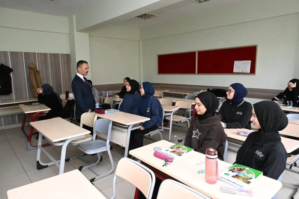 Vali Aktaş Gebze'de okulları denetledi