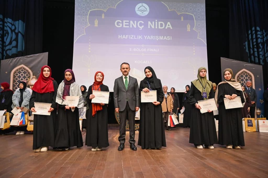 Vali Aktaş'tan Genç Hafızlara Ödül