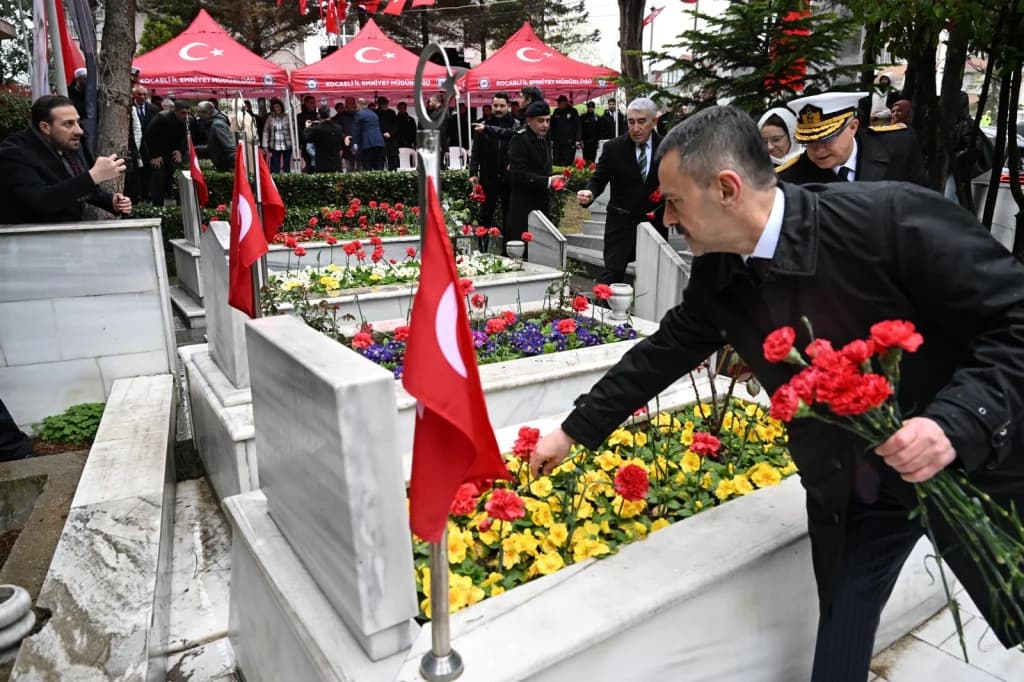 Vali Aktaş'tan şehitliklere bayram ziyareti
