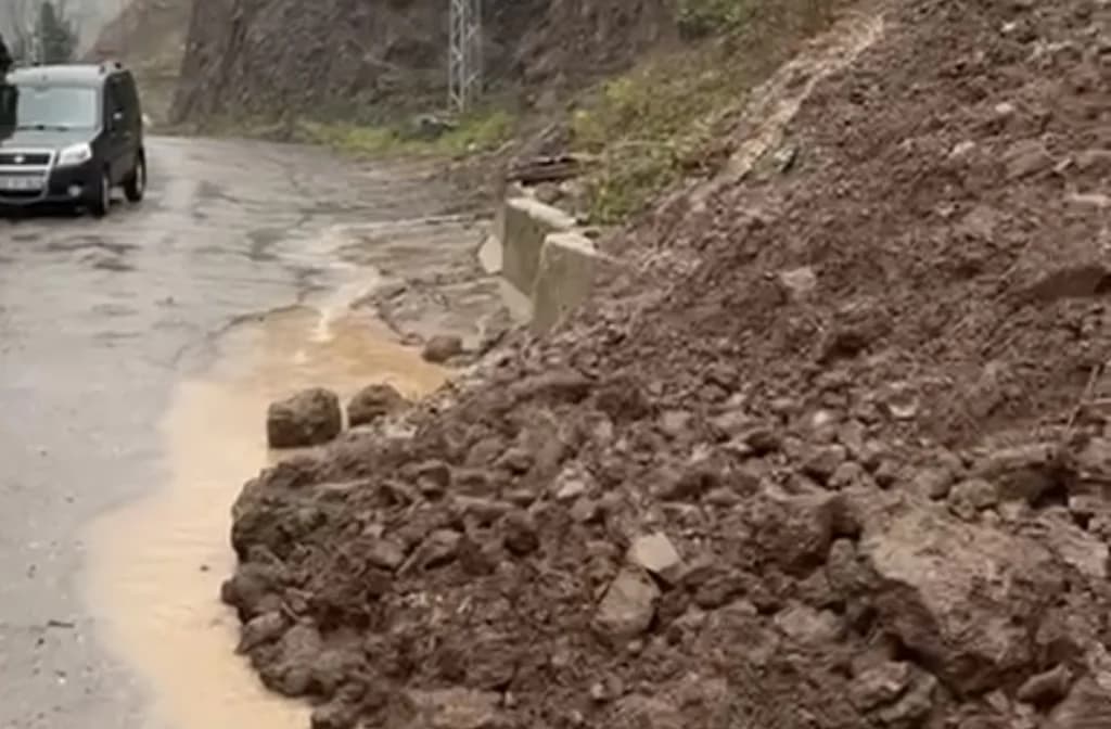 Yuvacık'ta yol çökmeleri tedirgin ediyor