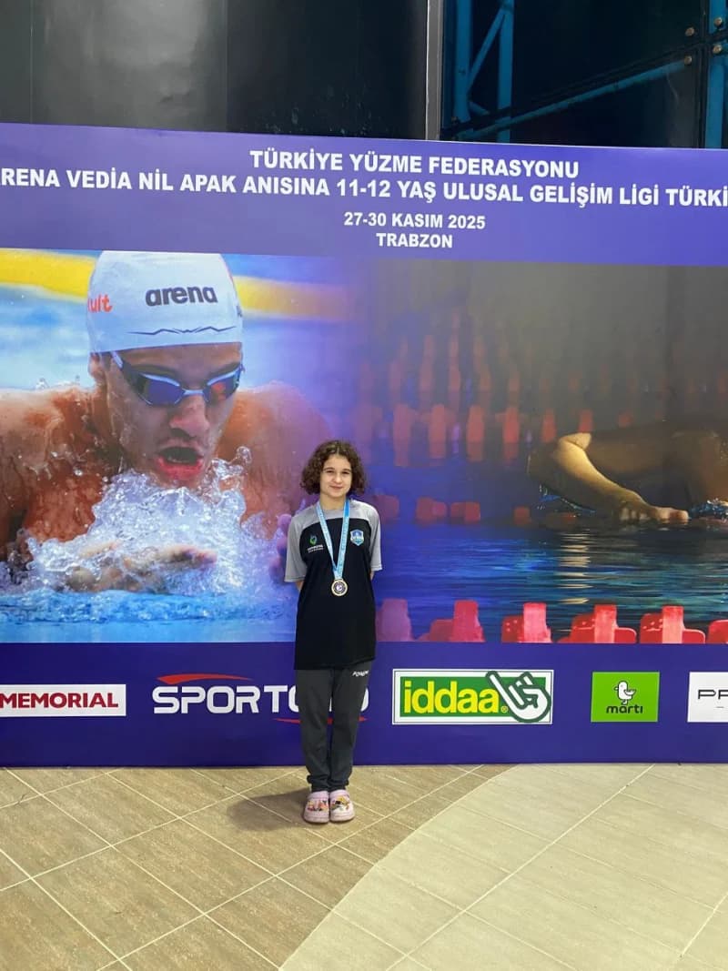 Çayırovalı yüzücüden Trabzon'da 4 madalya birden!