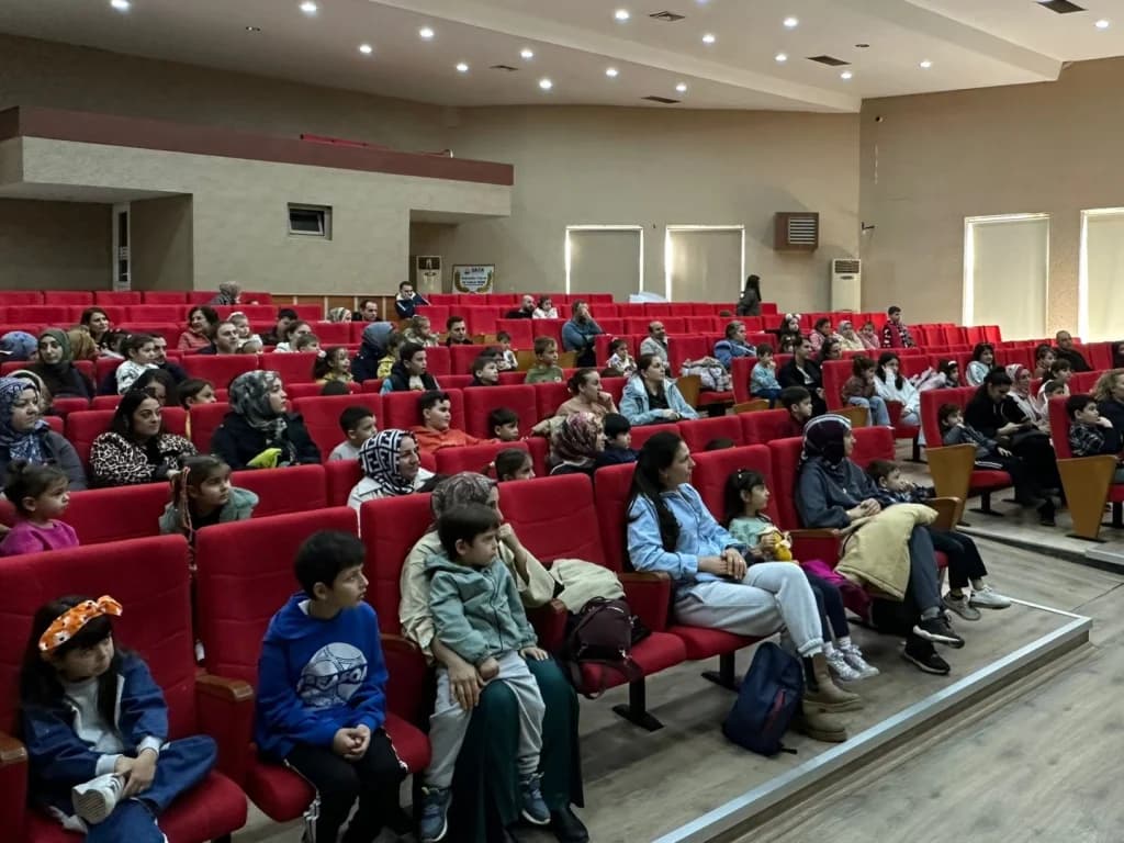 Çocuklar tiyatroda hem eğleniyor hem öğreniyor