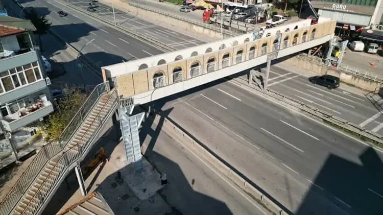 Körfez Yeniyalı'da Üst Geçit Yıkılıyor!