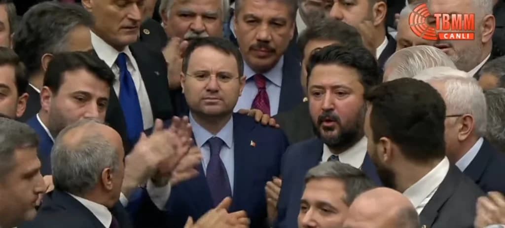 Meclis'te yemin töreni gerginliği!