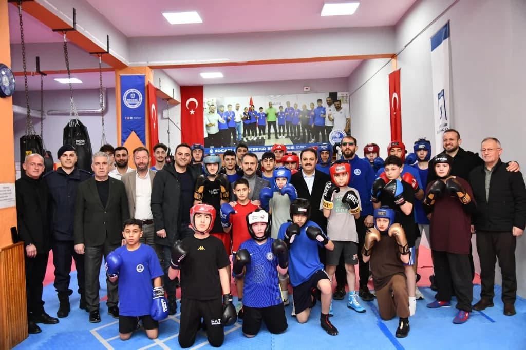 Başiskele'de şampiyon boksörlere moral ziyareti