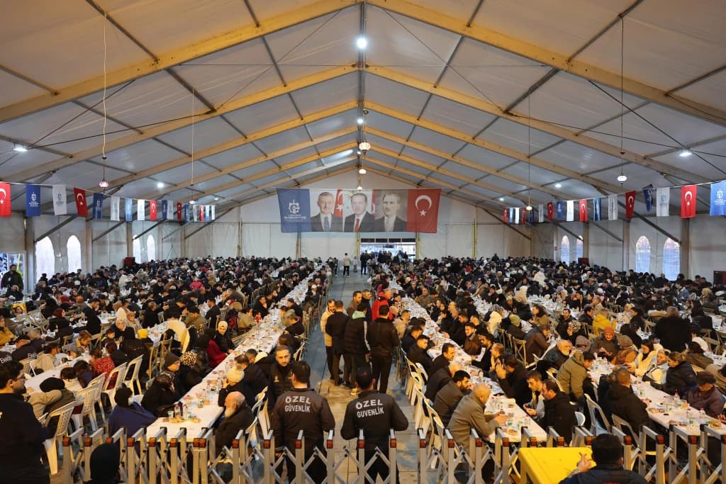 AK Parti İl Başkanı Talus, İzmit'te vatandaşlarla iftar yaptı