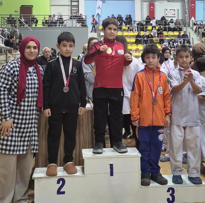 Körfez'in genç karatecileri madalyaları topladı!