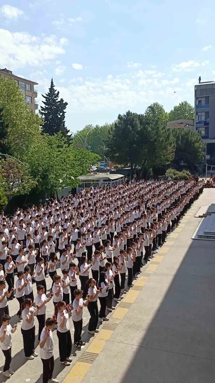 537 öğrenciden dev kaşık oyunu koreografisi